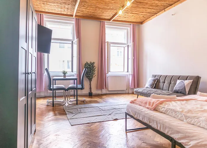 Spacious 3br Shared Apt. Comfortable And Roomy Apartment *